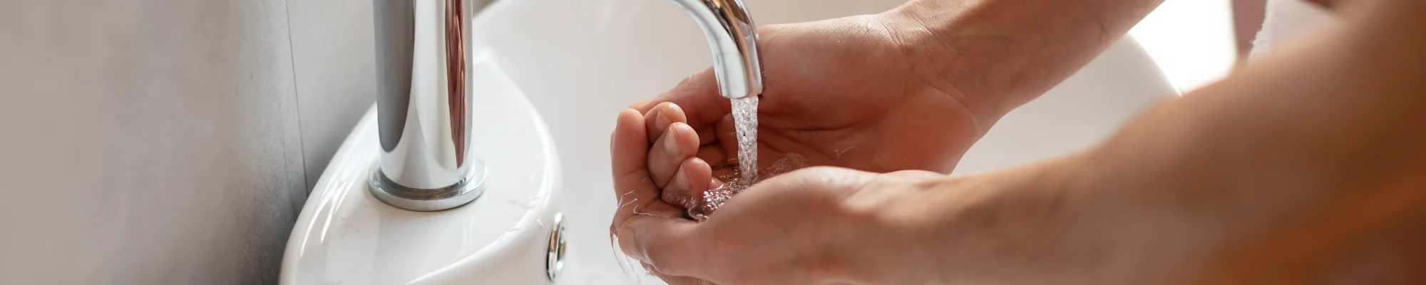 Hände waschem am Waschbecken